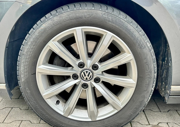 Volkswagen Passat cena 59999 przebieg: 200000, rok produkcji 2016 z Gdynia małe 596